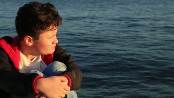 Портрет усміхненої дитини біля моря — стокове відео
