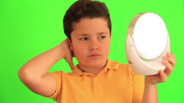 Kind schaut in den Spiegel und bürstet sich die Haare 3 — Stockvideo