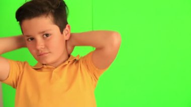 Yakışıklı genç çocuk poz