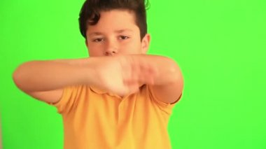 Yakışıklı genç çocuk dans