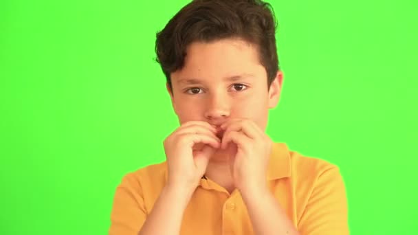 Schattig kind maken van grappige gezichten — Stockvideo
