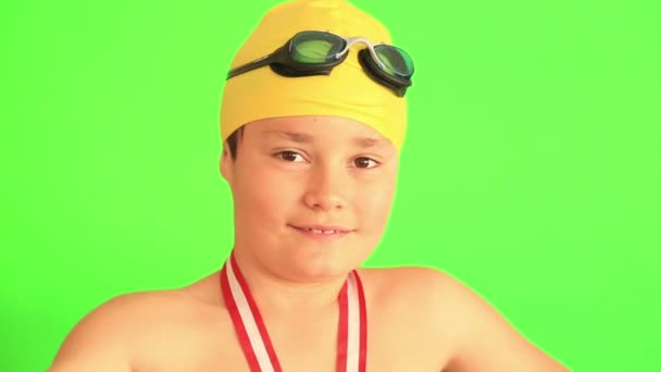 Joven nadador sosteniendo un trofeo campeón — Vídeos de Stock