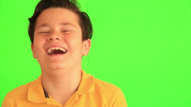 Knappe jongen lachen — Stockvideo