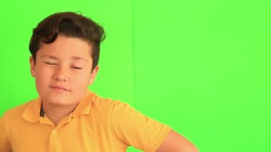 Kameraya poz yakışıklı genç çocuk