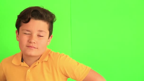Knappe jongen poseren voor camera — Stockvideo