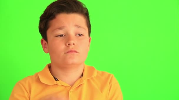 Criança triste com choma tela verde — Vídeo de Stock