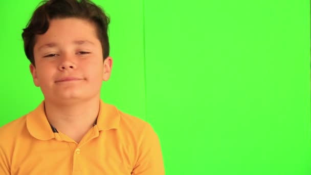 Gülümseyen çocuk ile renk yeşil perde — Stok video