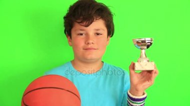 Basketbol topu ve şampiyon kupa 2 tutan çocuk