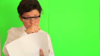 Çocuk bilim deneyleri 2 yapıyor