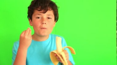 Chroma anahtar arka plan üzerinde 2 muz yemek çocuk