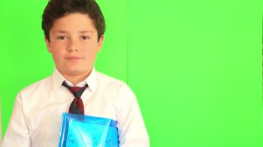 Şampiyon kupa 2 tutan çocuk