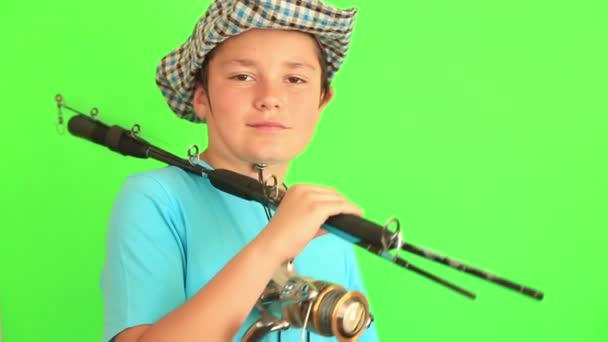 Boy pózuje s jeho rybářský prut — Stock video