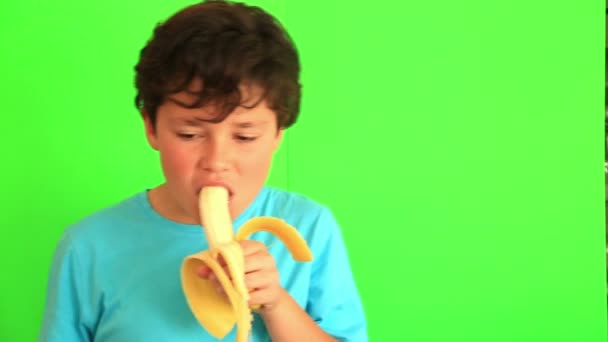 Dítě jíst banán na chroma key pozadí 2 — Stock video