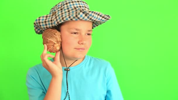 Mladý chlapec s shell naslouchání poslech až k moři — Stock video