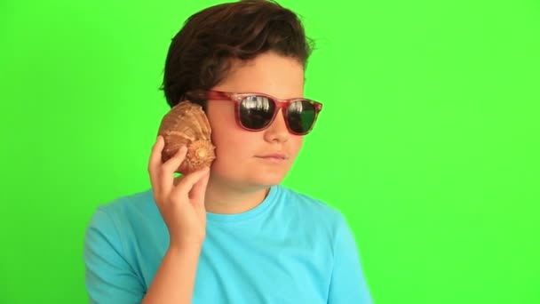 Ung dreng med shell lytter til havet – Stock-video