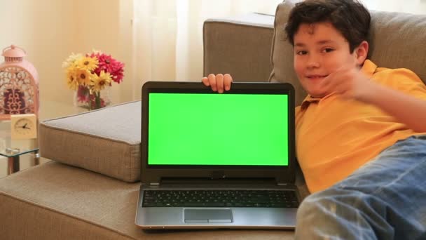 Groen scherm montor en kind — Stockvideo