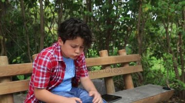 Çocuk kendi kendini park 3 adlı tırmalamak