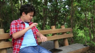 Çocuk Parkı'nda kendi kendini tırmalamak