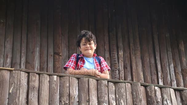 Dítě chlapec balkóně dřevěný dům — Stock video