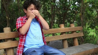Çocuk doğa hapşırma