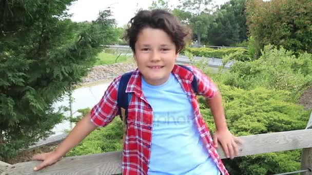 Stilig ung pojke på utomhus 5 — Stockvideo