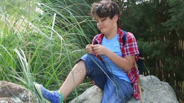 Açık yakışıklı genç çocuğa