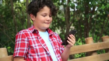 Yakışıklı genç çocuk ile smartphone