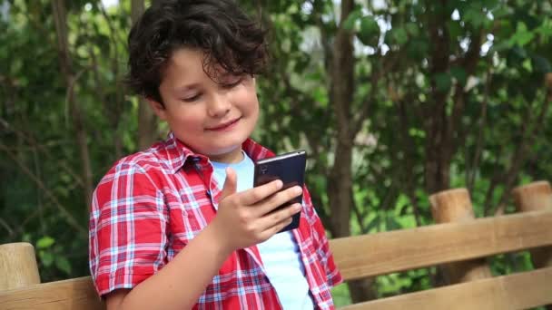 Knappe jongen met smartphone 2 — Stockvideo