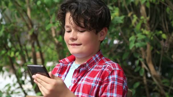 Schöner kleiner Junge mit Smartphone 3 — Stockvideo