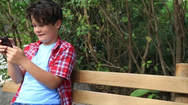 Όμορφο νεαρό αγόρι με smartphone 4 — Αρχείο Βίντεο
