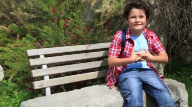 Gülümseyen genç bir çocuk 3 portresi