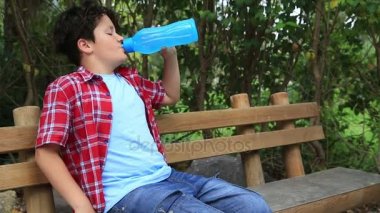 Genç çocuk driking su plastik şişe