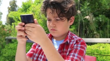 Genç çocuk ile smartphone 2
