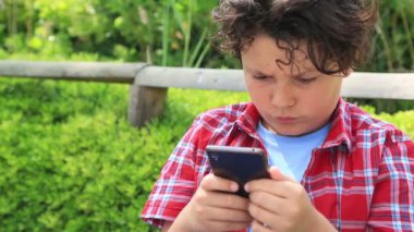 Genç çocuk ile smartphone 4