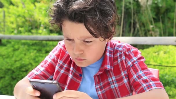 Fiatal fiú a smartphone — Stock videók