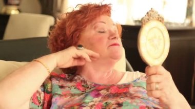 Onun bedenine girdim ayna 2 bakarak kadın kıdemli