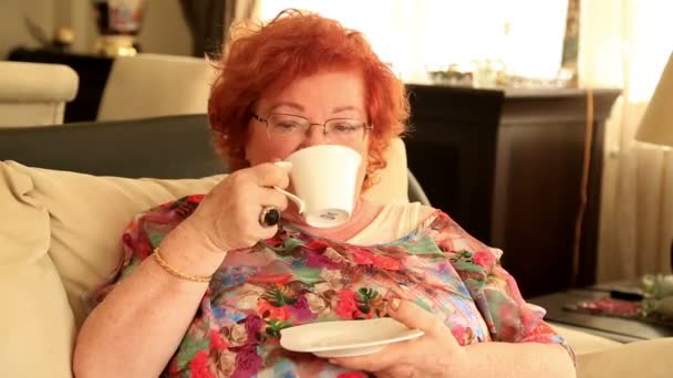 Sorridente donna anziana — Video Stock