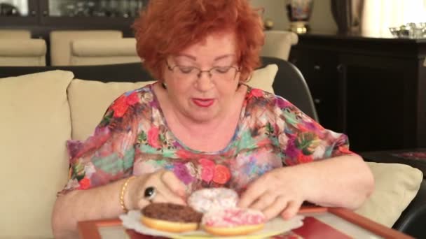 Женщина выбирает между сладостями и фруктами 5 — стоковое видео