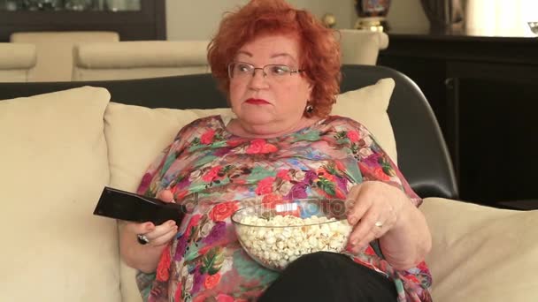 Žena, dívat na televizi, jíst popcorn 2 — Stock video