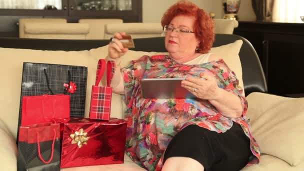 Femme avec pile de cadeaux — Video