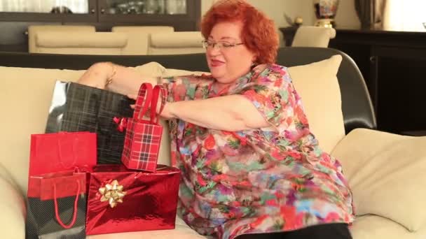 Mujer con montón de regalos — Vídeos de Stock