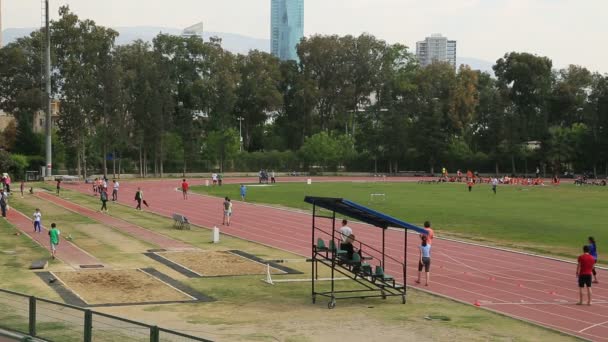 Athletengruppen laufen auf dem Leichtathletikstadion 2 — Stockvideo