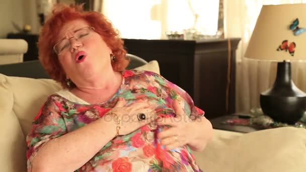 У пожилой женщины сердечный приступ — стоковое видео