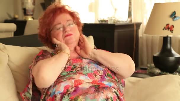 Mujer mayor que tiene dolor de cuello — Vídeo de stock