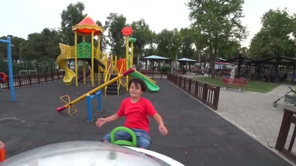 Happy νεαρό αγόρι στην παιδική χαρά — Αρχείο Βίντεο