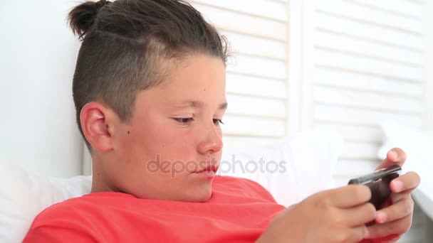 Красивый мальчик со смартфоном 2 — стоковое видео