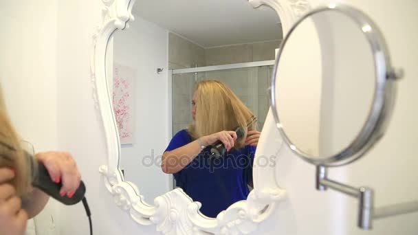 Mulher secando seu cabelo no banheiro 3 — Vídeo de Stock