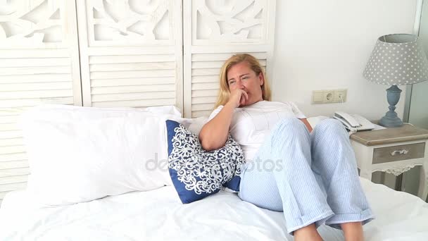 Vrouw liggend op een bed en denkend 2 — Stockvideo