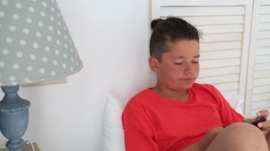 Genç çocuk mobil smartphone ile oynamak