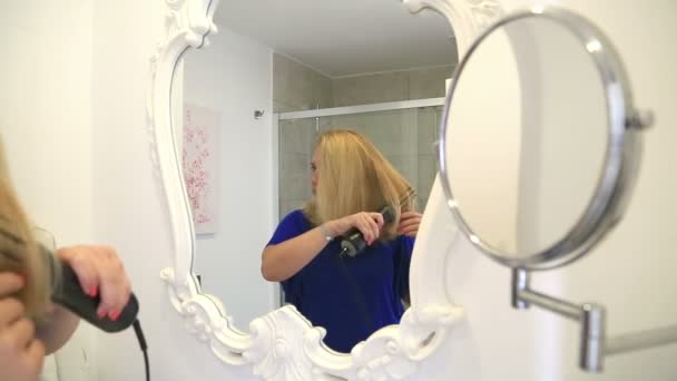 Женщина сушит волосы в ванной 2 — стоковое видео